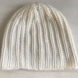 Banana Republic super soft cashmere knit beanie hat